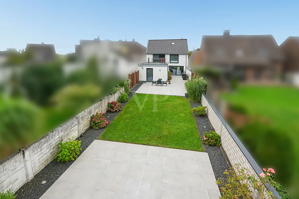 - A unique detached house with charm - *Historic facade meets state-of-the-art amenities*