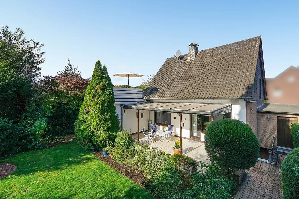 Family bliss with a garden in DU-Baerl: charming detached house with a large roof terrace