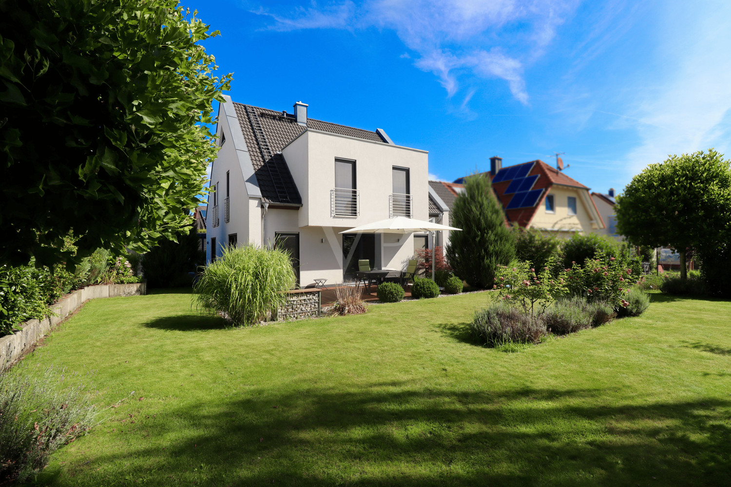 ***Traumhaus mit vielen Raffinessen - Garage, Carport, herrlicher  Garten - nahe Erlangen***