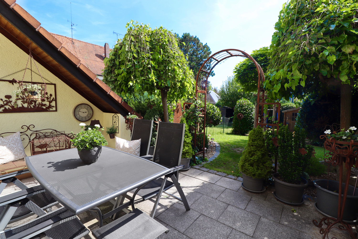 Geräumiges Reihenmittelhaus mit großem Garten in ruhiger Umgebung