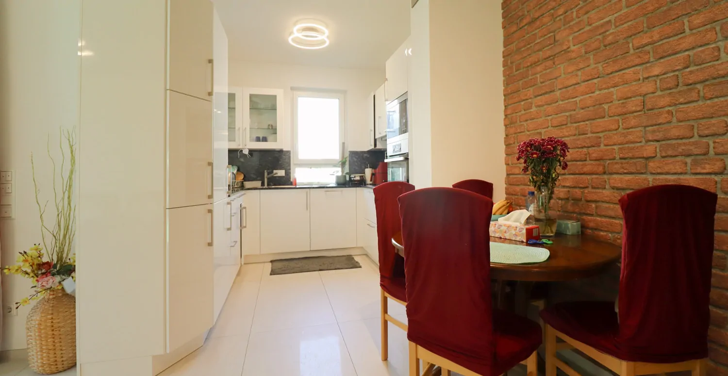 Moderne Erdgeschoßwohnung mit herrlichem eigenen Garten.  Neuwertig, 4 Zi, nähe FAU und zentrumsnah