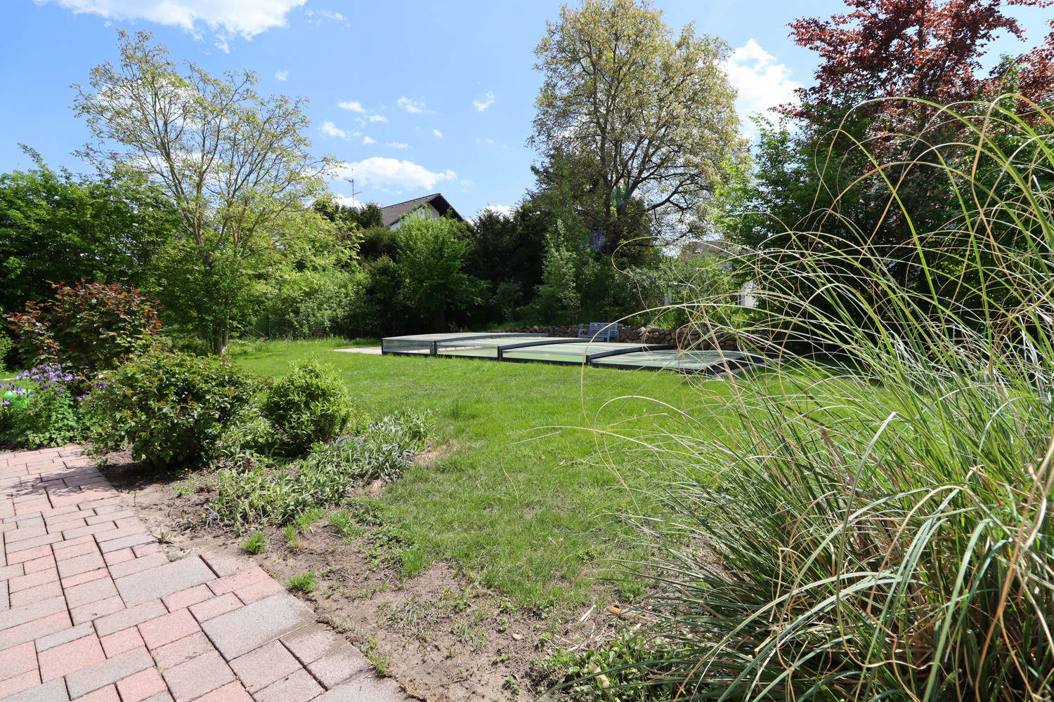 Wohnjuwel mit großzügigem Garten, privatem Pool und stilvoller Architektur