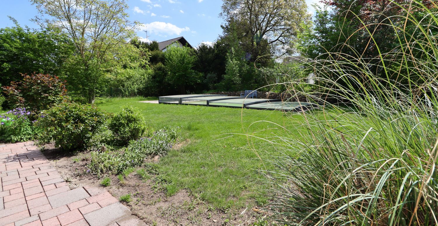 Wohnjuwel mit großzügigem Garten, privatem Pool und stilvoller Architektur