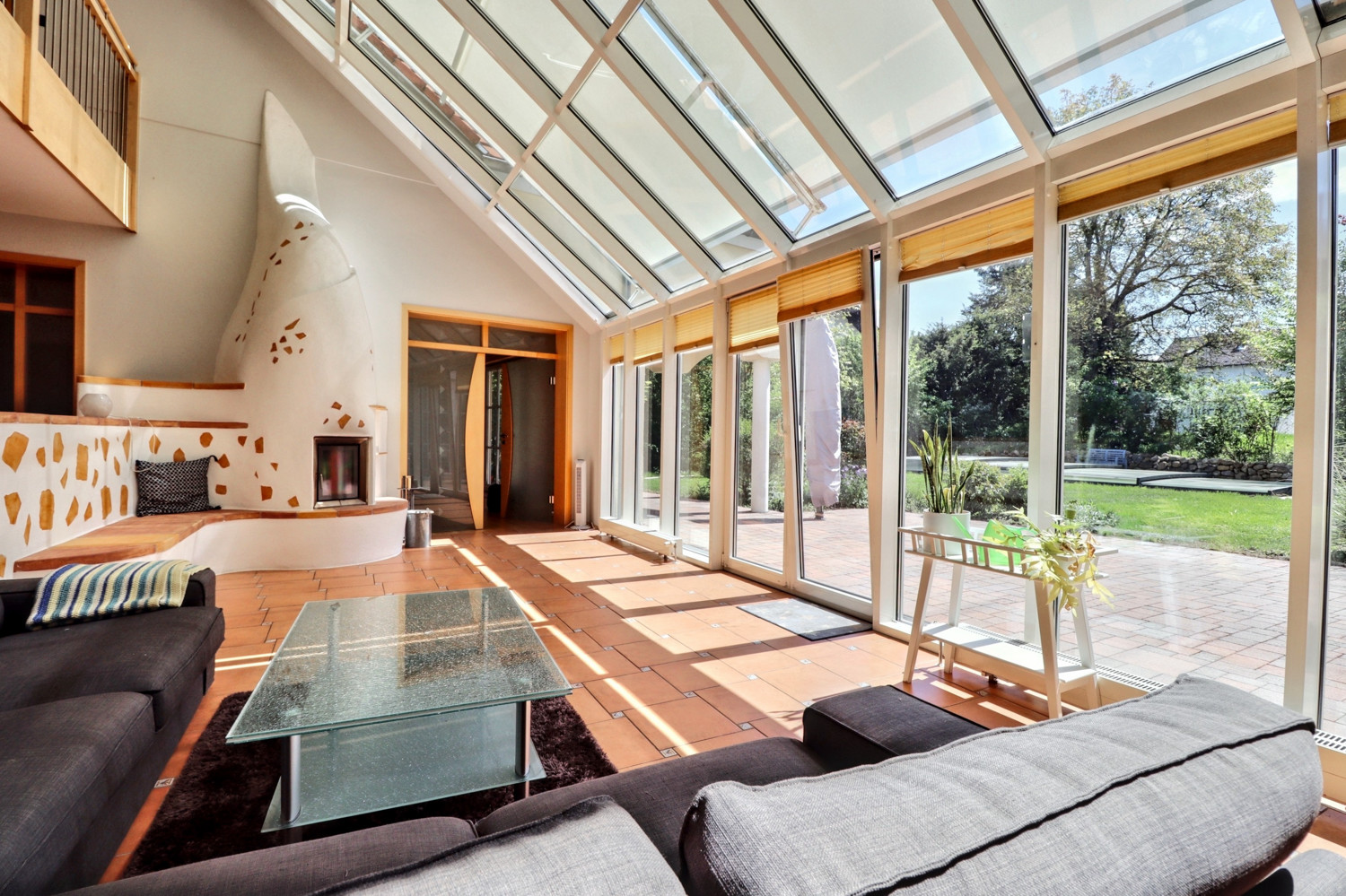 Wohnjuwel mit großzügigem Garten, privatem Pool und stilvoller Architektur