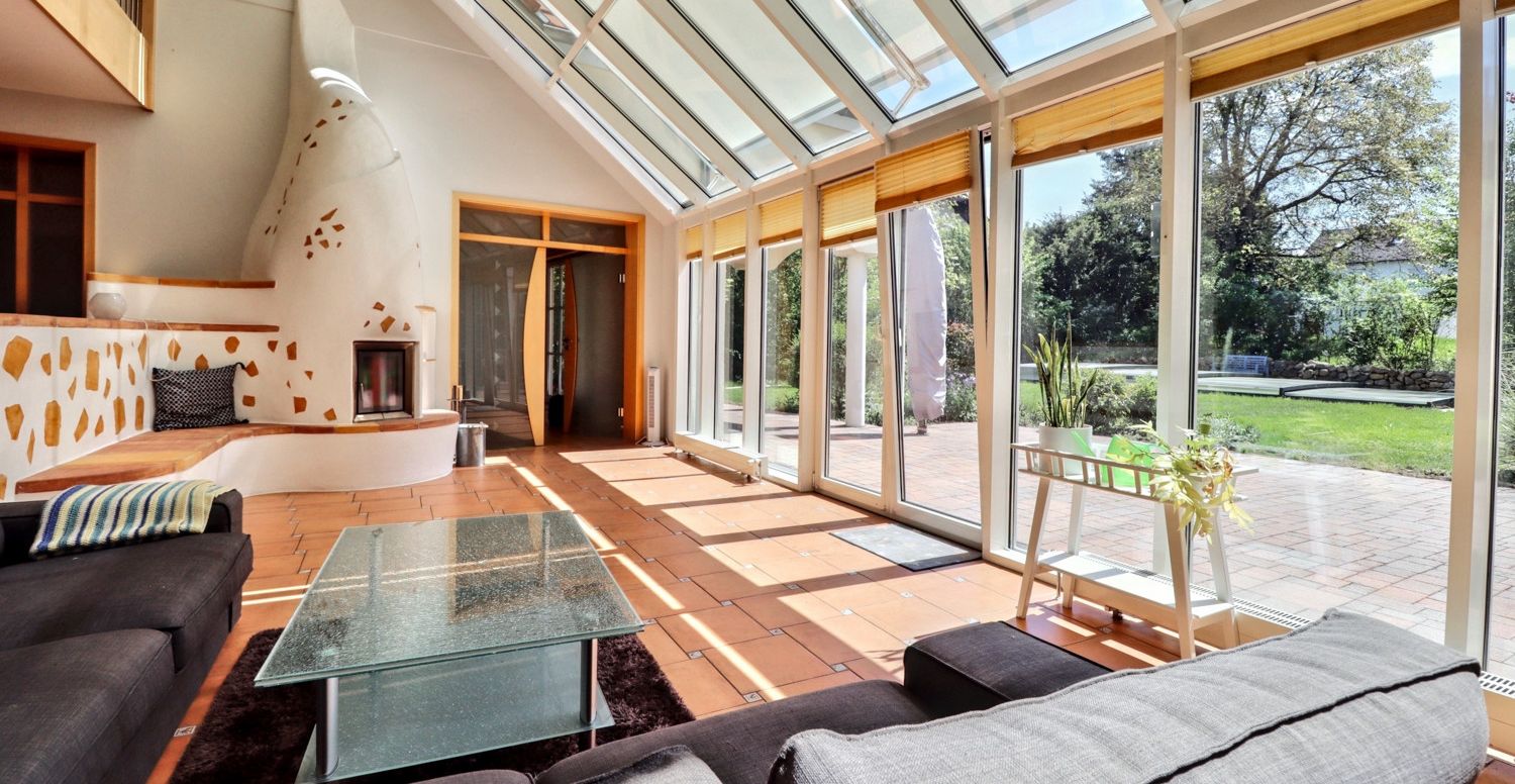 Wohnjuwel mit großzügigem Garten, privatem Pool und stilvoller Architektur