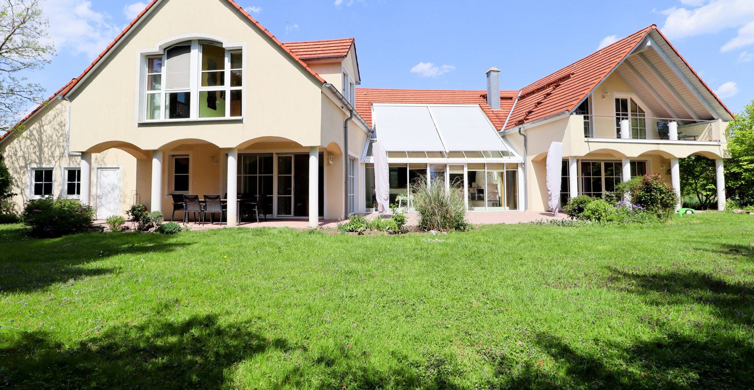 Wohnjuwel mit großzügigem Garten, privatem Pool und stilvoller Architektur