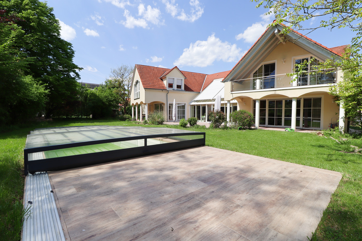 Wohnjuwel mit großzügigem Garten, privatem Pool und stilvoller Architektur