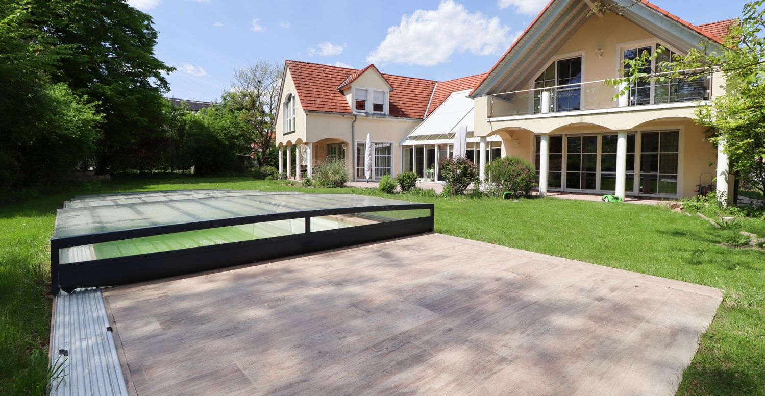 Wohnjuwel mit großzügigem Garten, privatem Pool und stilvoller Architektur