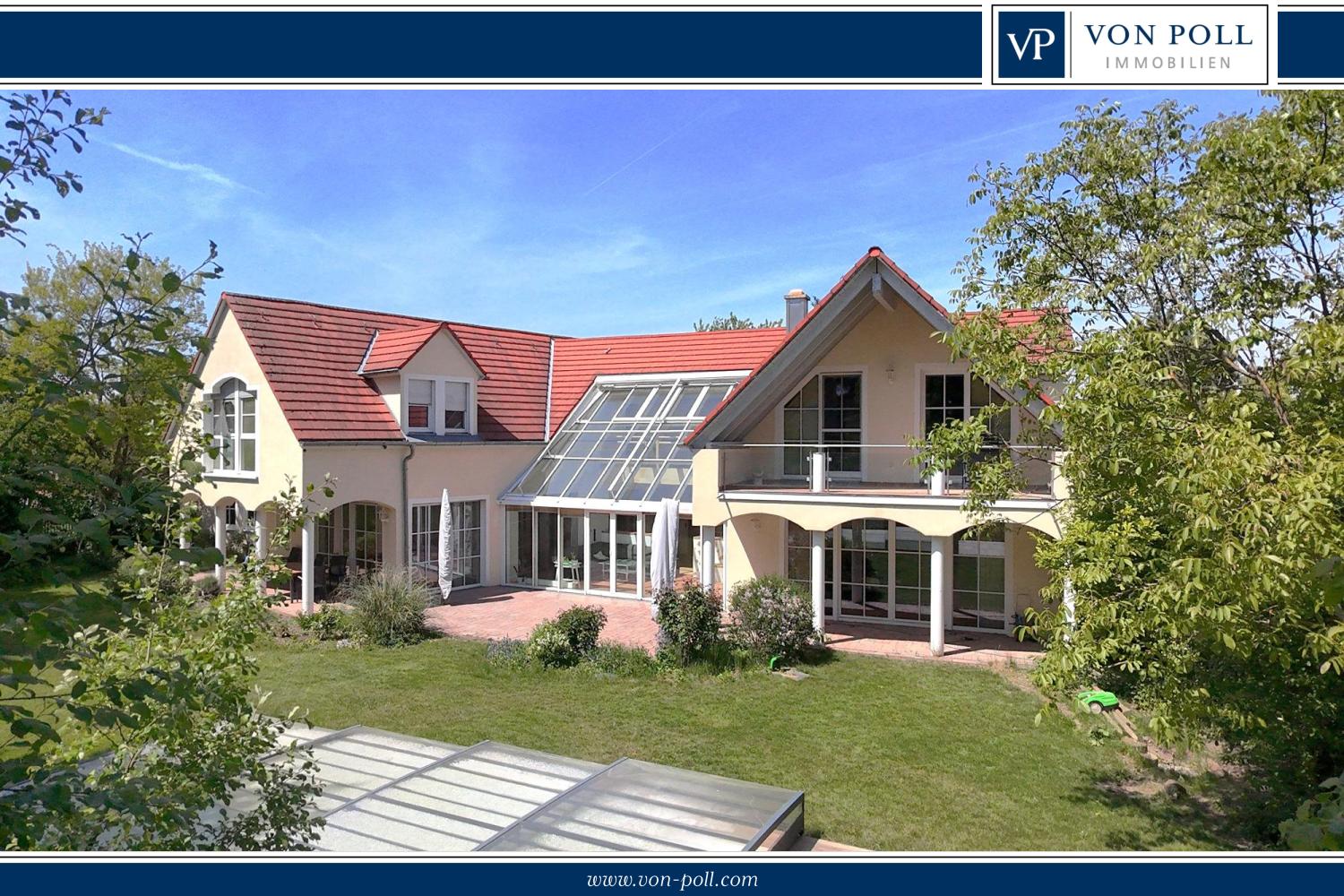Wohnjuwel mit großzügigem Garten, privatem Pool und stilvoller Architektur