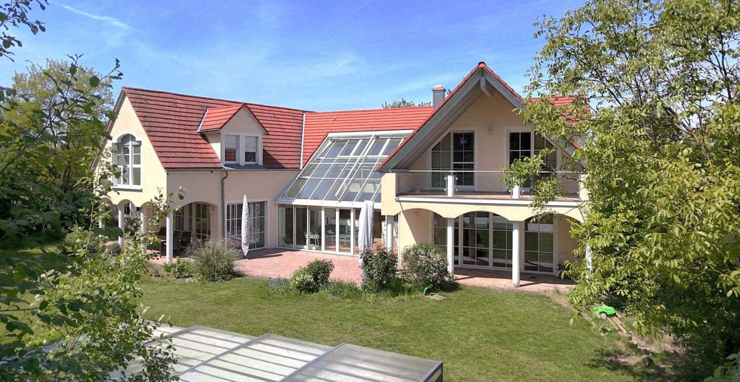 Wohnjuwel mit großzügigem Garten, privatem Pool und stilvoller Architektur