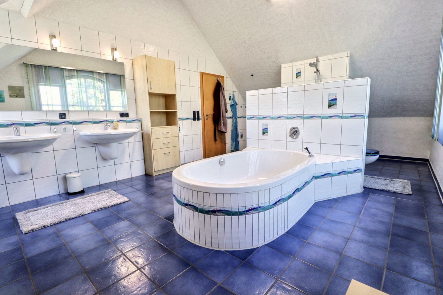 Wohnjuwel mit großzügigem Garten, privatem Pool und stilvoller Architektur