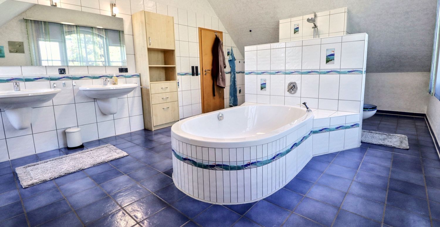 Wohnjuwel mit großzügigem Garten, privatem Pool und stilvoller Architektur