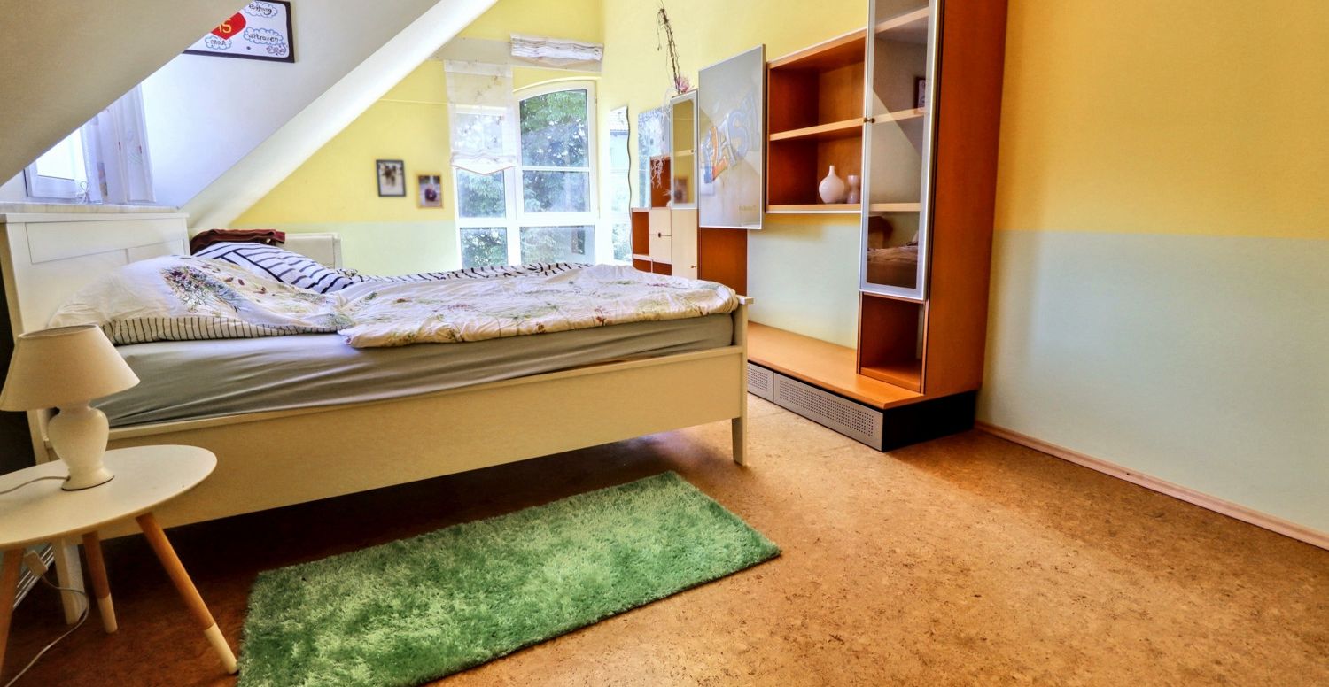 Wohnjuwel mit großzügigem Garten, privatem Pool und stilvoller Architektur