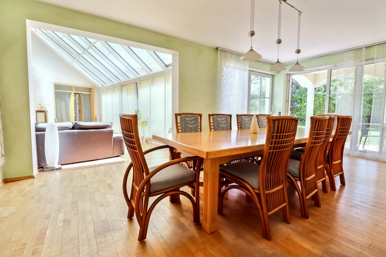 Wohnjuwel mit großzügigem Garten, privatem Pool und stilvoller Architektur