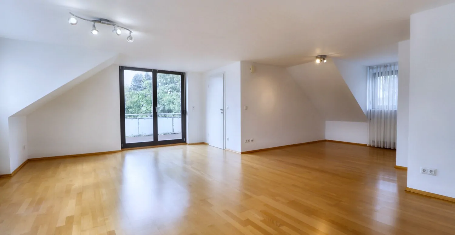 Lichtdurchflutete Dachgeschoss Wohnung