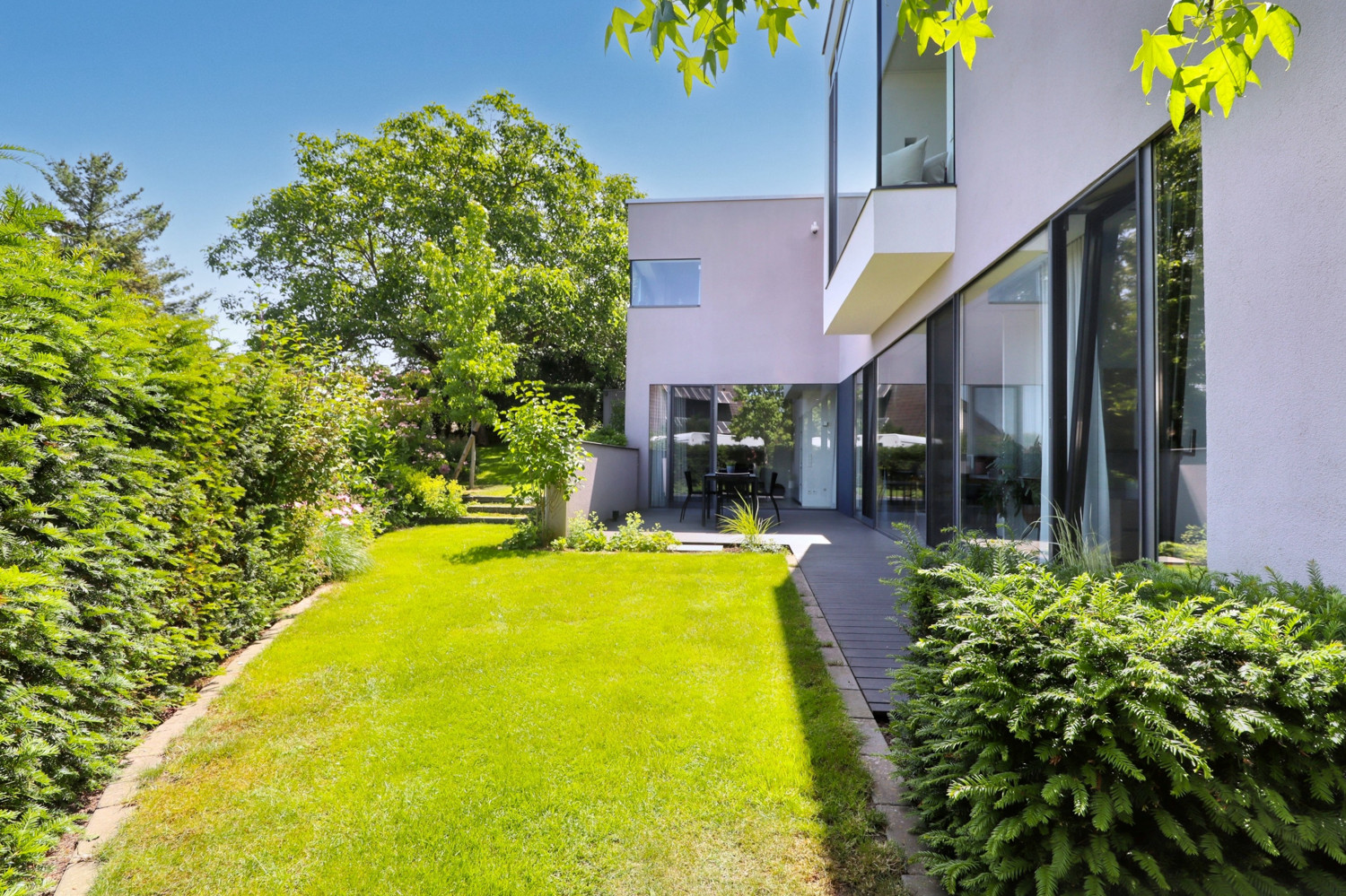 Architektenbungalow,  hell, großzügig + luxuriös ausgestattet,  Pool, Garage, fantastischer Garten