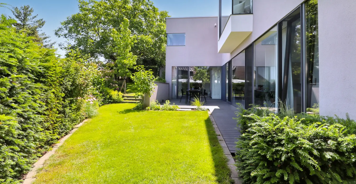Architektenbungalow,  hell, großzügig + luxuriös ausgestattet,  Pool, Garage, fantastischer Garten
