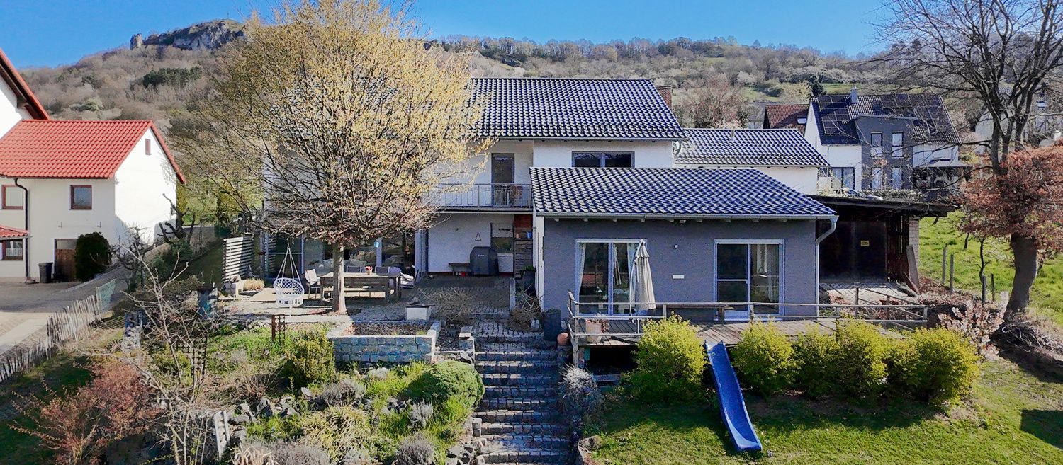 Traumhaftes Zweifamilienhaus am Walberla – Wohnen, wo andere Urlaub machen