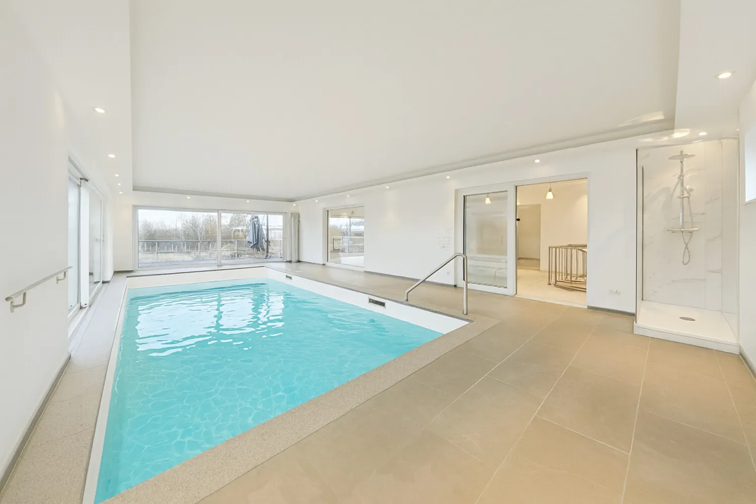 Indoor Pool (befüllt KI)