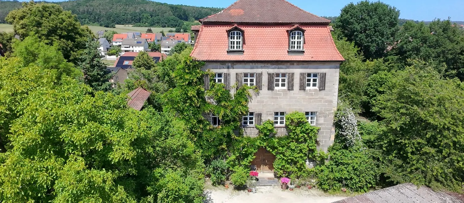 *Geschichte trifft auf Natur*
Historisches Jagdschlösschen eingebettet in romantischer  Gartenanlage