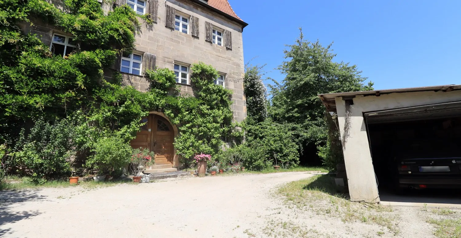 *Geschichte trifft auf Natur*
Historisches Jagdschlösschen eingebettet in romantischer  Gartenanlage