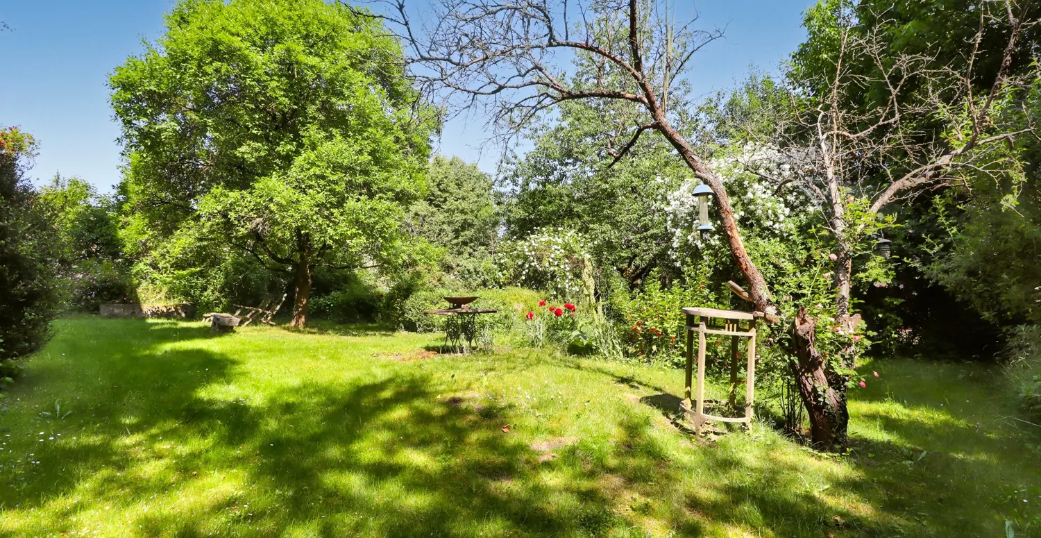 *Geschichte trifft auf Natur*
Historisches Jagdschlösschen eingebettet in romantischer  Gartenanlage