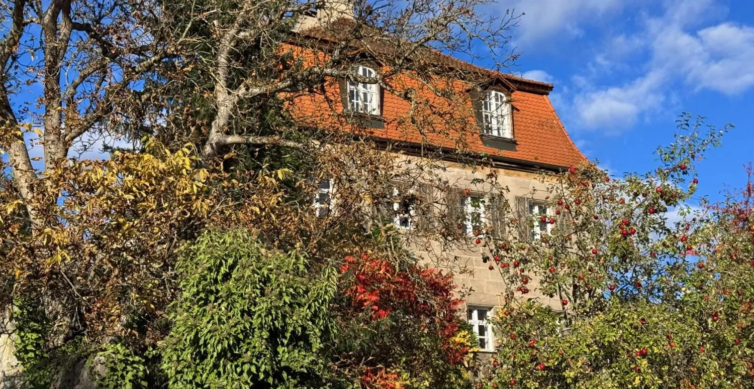 *Geschichte trifft auf Natur*
Historisches Jagdschlösschen eingebettet in romantischer  Gartenanlage