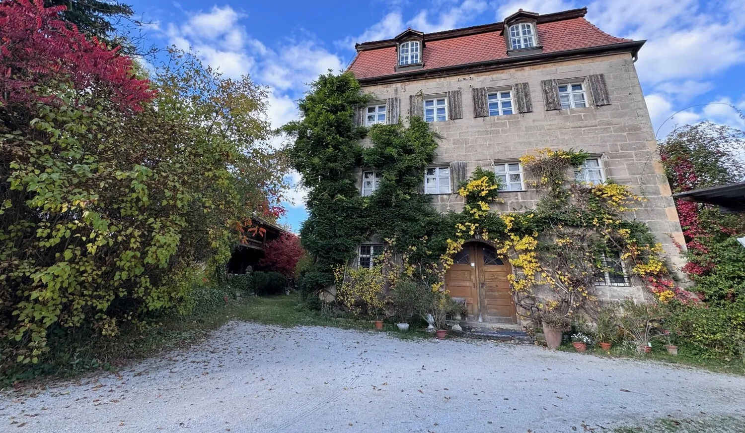 *Geschichte trifft auf Natur*
Historisches Jagdschlösschen eingebettet in romantischer  Gartenanlage