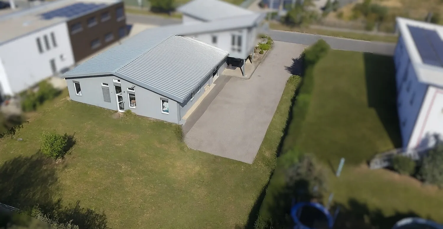 Beheizbare Lager- und Produktionshalle mit Hochregalen, Starkstrom & großzügiger Außenfläche