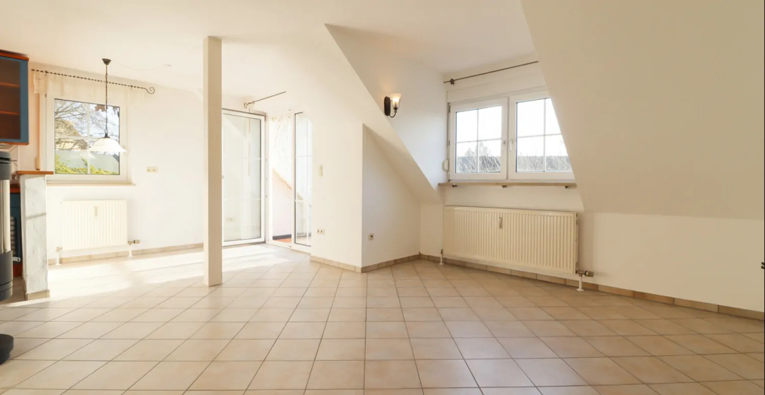 Helle Maisonette-Dachgeschosswohnung in gepflegter Doppelhaushälfte mit separatem Zugang