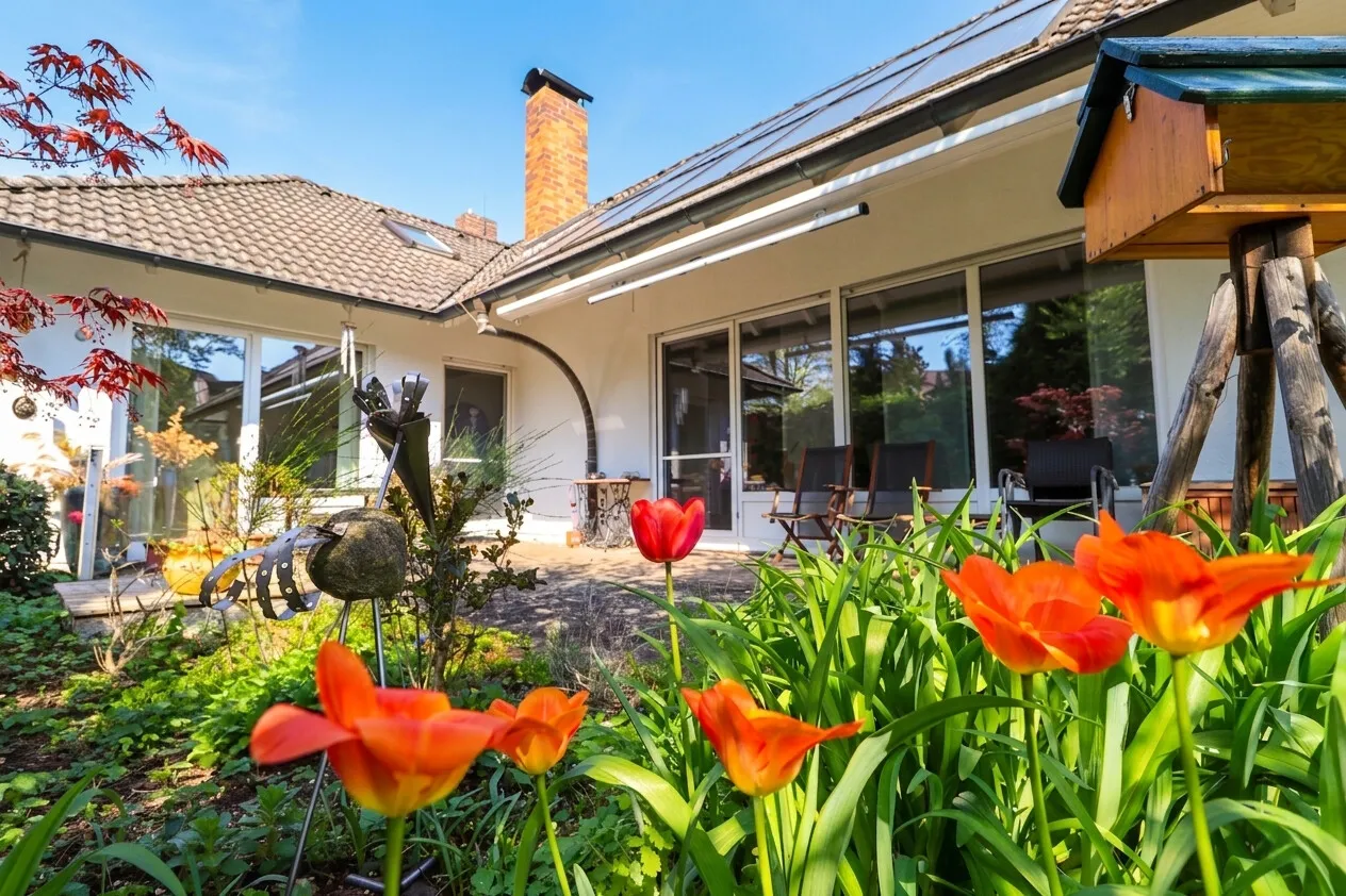 Gartenansicht mit Blumen