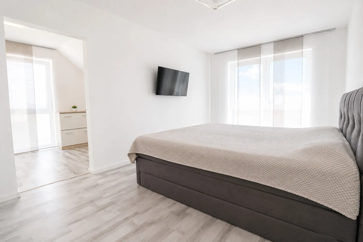 Schlafzimmer mit Ankleidebereich