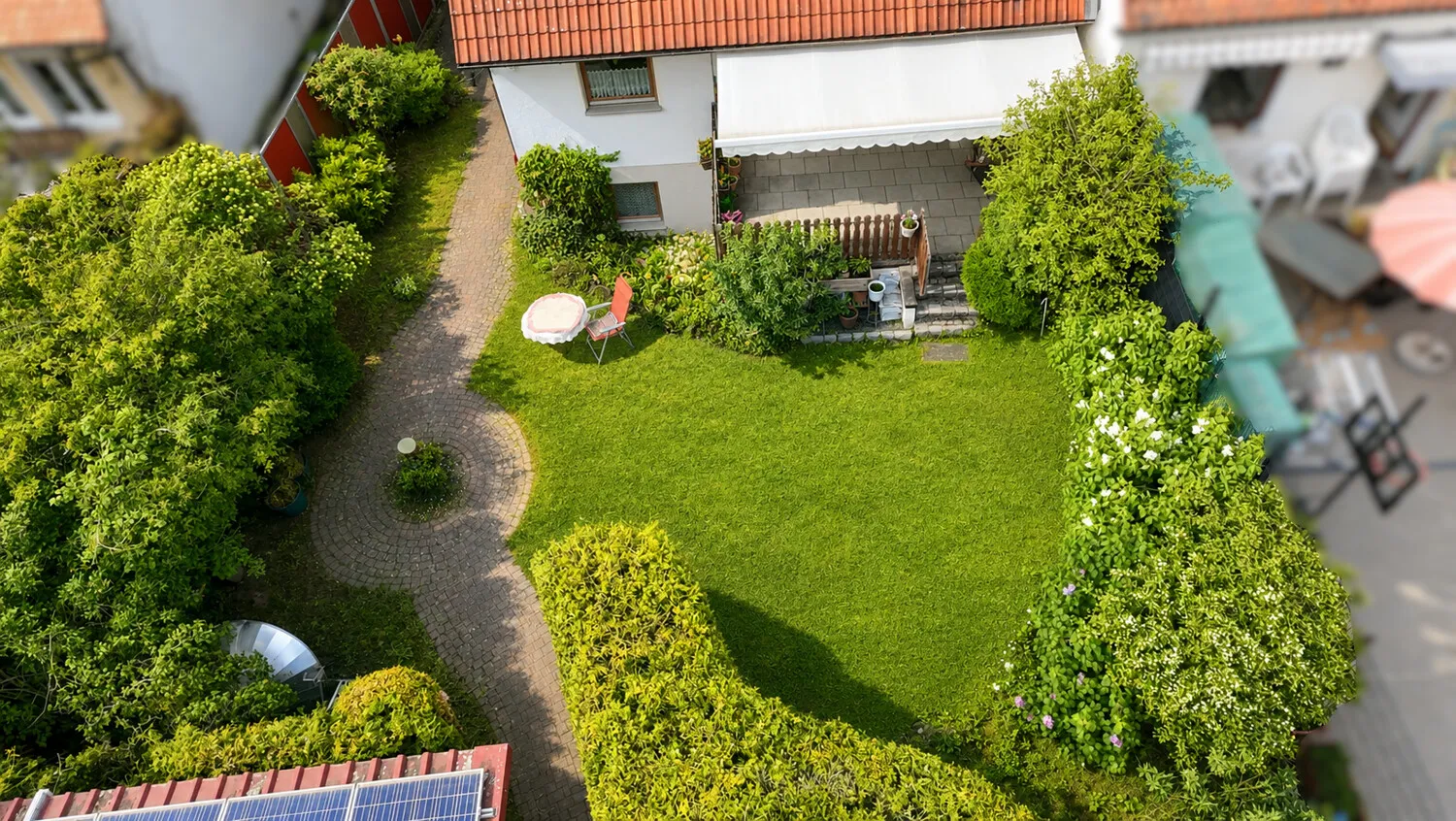 vordere Gartenansicht mit KI bearbeitet