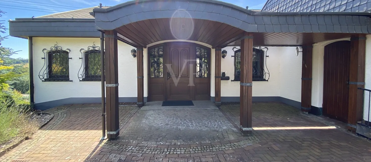 überdachter Hauseingang