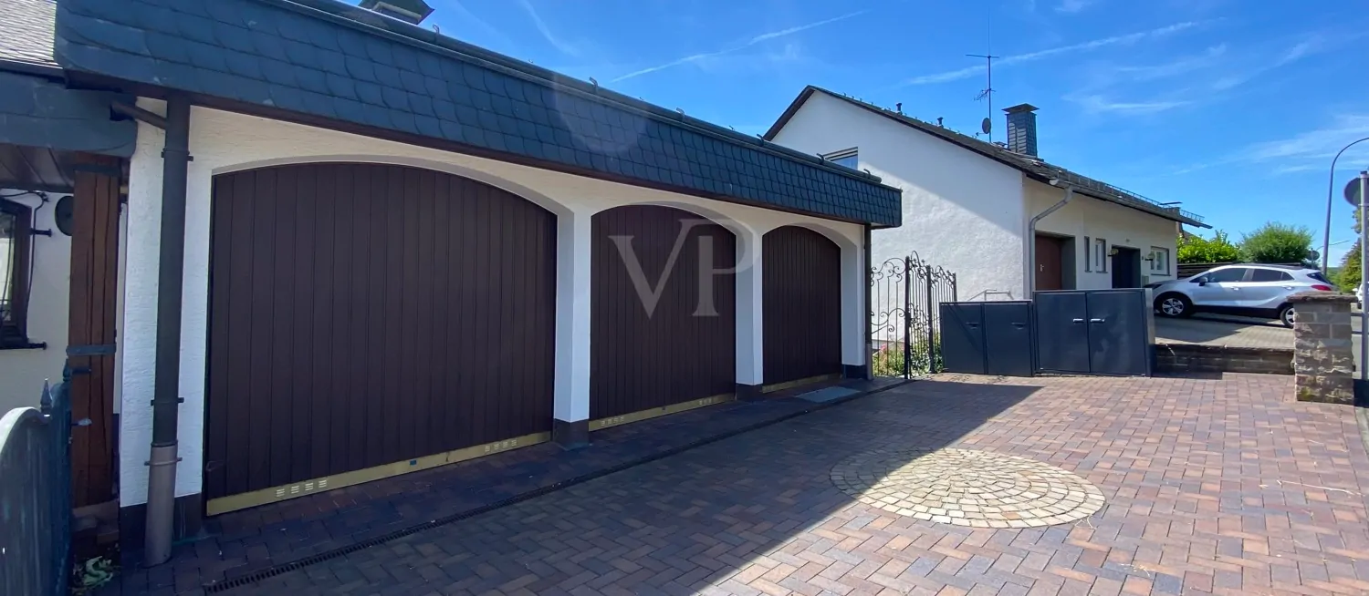 Garage für Pkws mit elektr. Toröffner