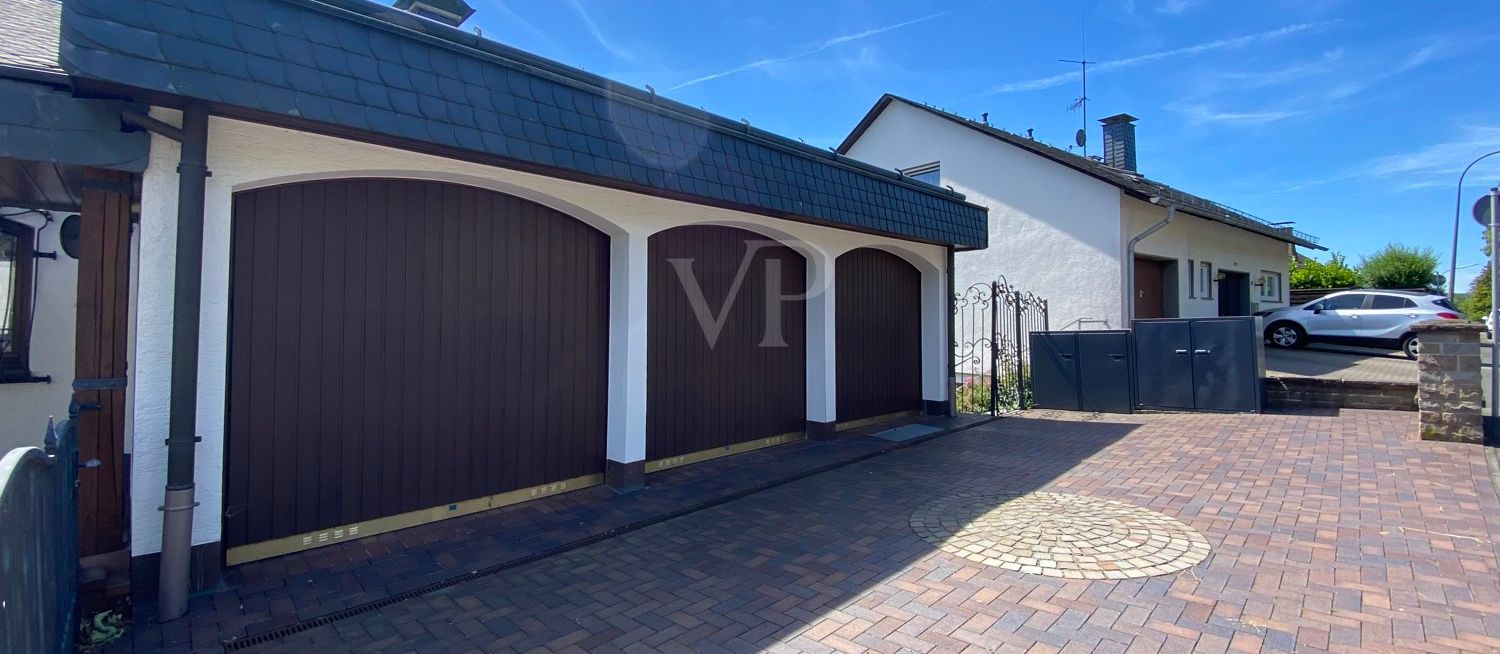 Garage für Pkws mit elektr. Toröffner