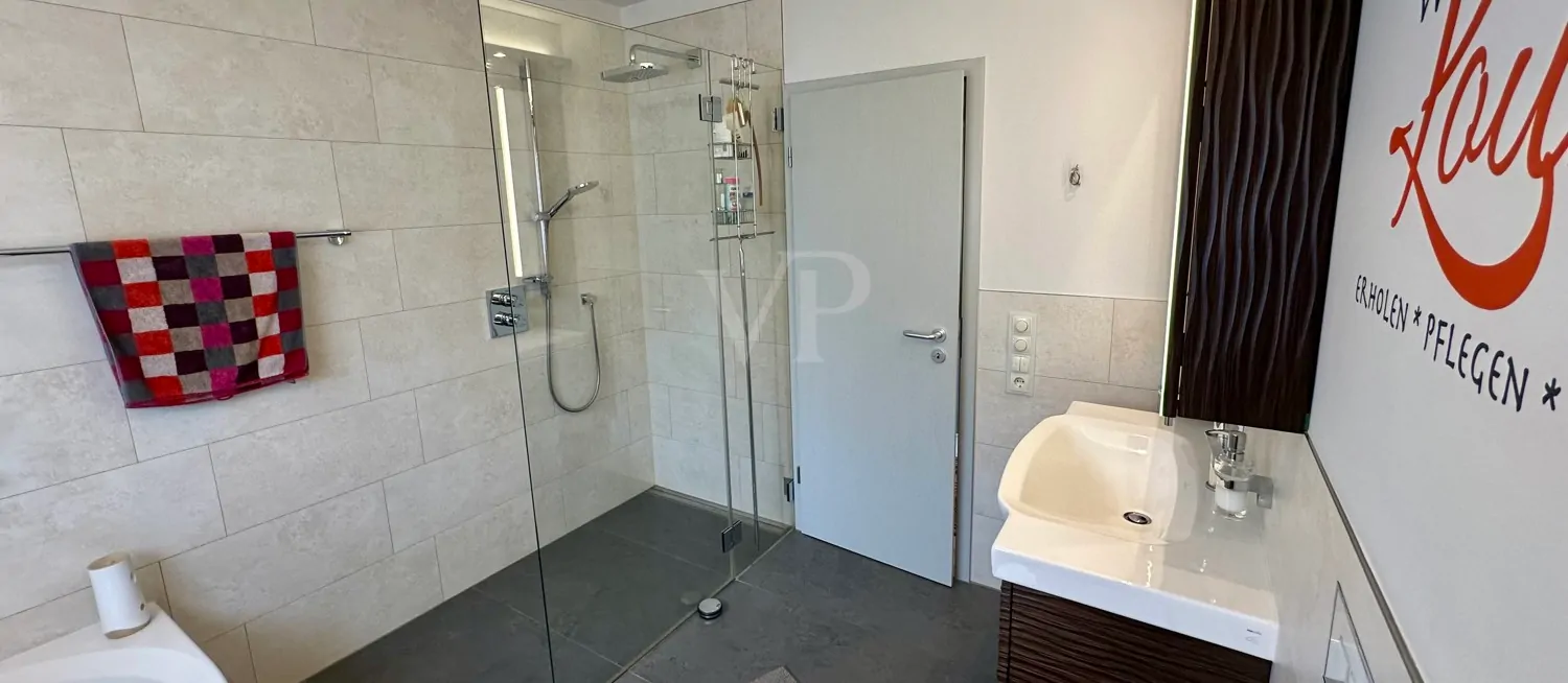 Bad EG mit bodentiefer Dusche