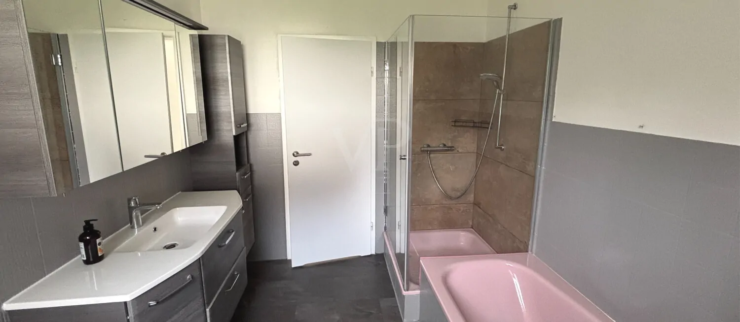 Badezimmer mit Dusche und Badewanne