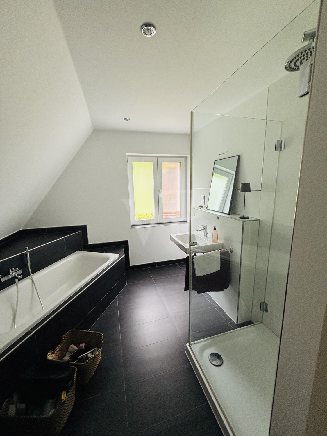 Badezimmer mit Badewanne und Dusche