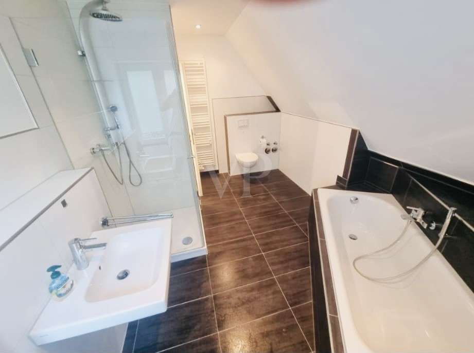 Badewanne und Dusche