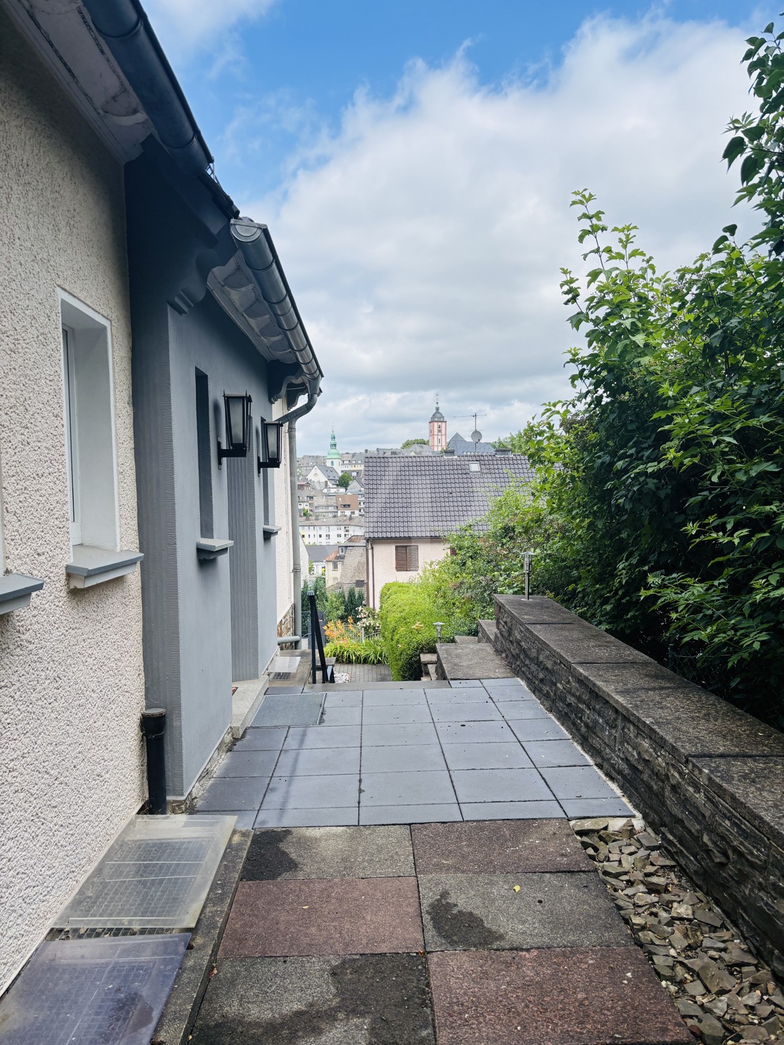 Hauseingang mit Krönchenblick