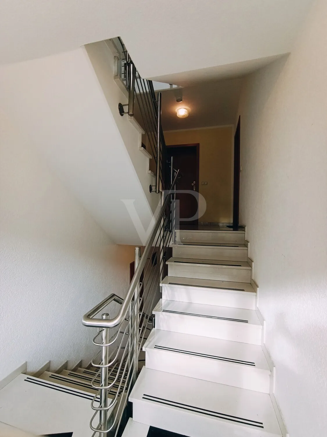 Hausflur mit Blick zur Wohnungstür