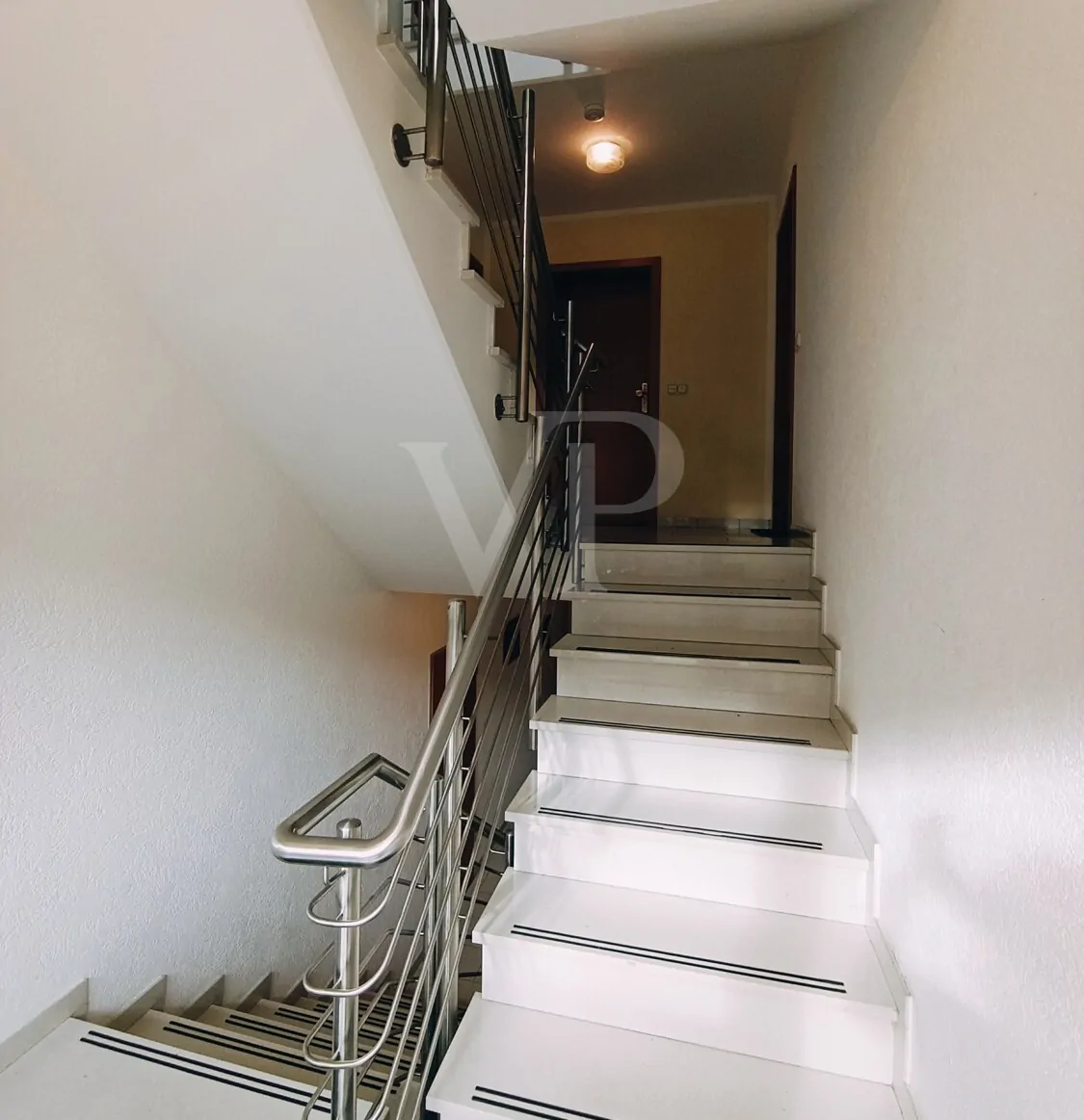 Hausflur mit Blick zur Wohnungstür