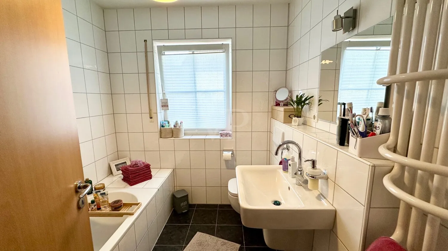 Bad mit Wanne mit Duschbereich