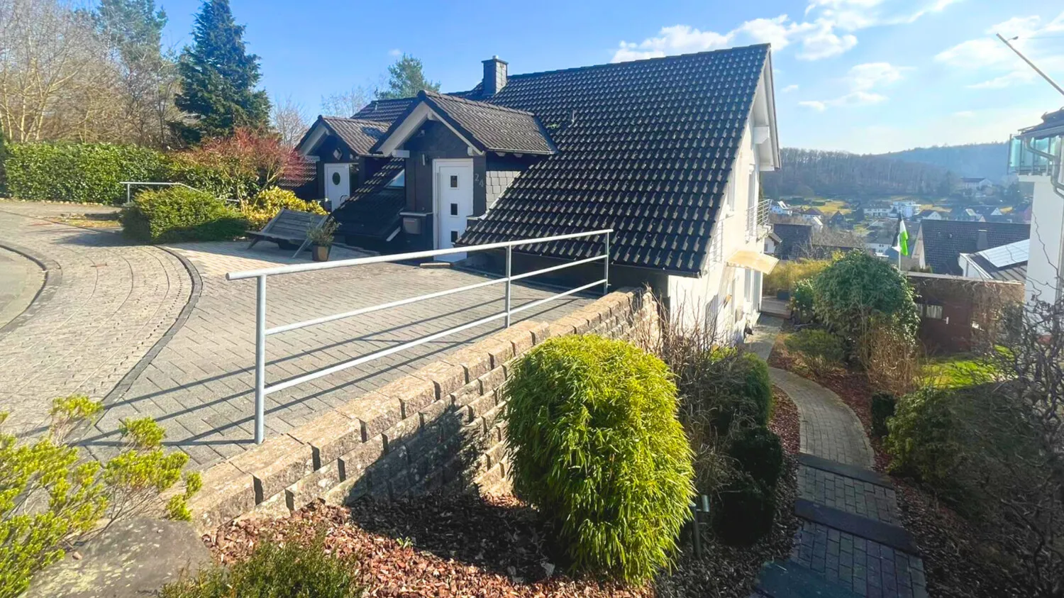 Moderne Souterrainwohnung mit Terrasse in ruhiger Wohnlage
