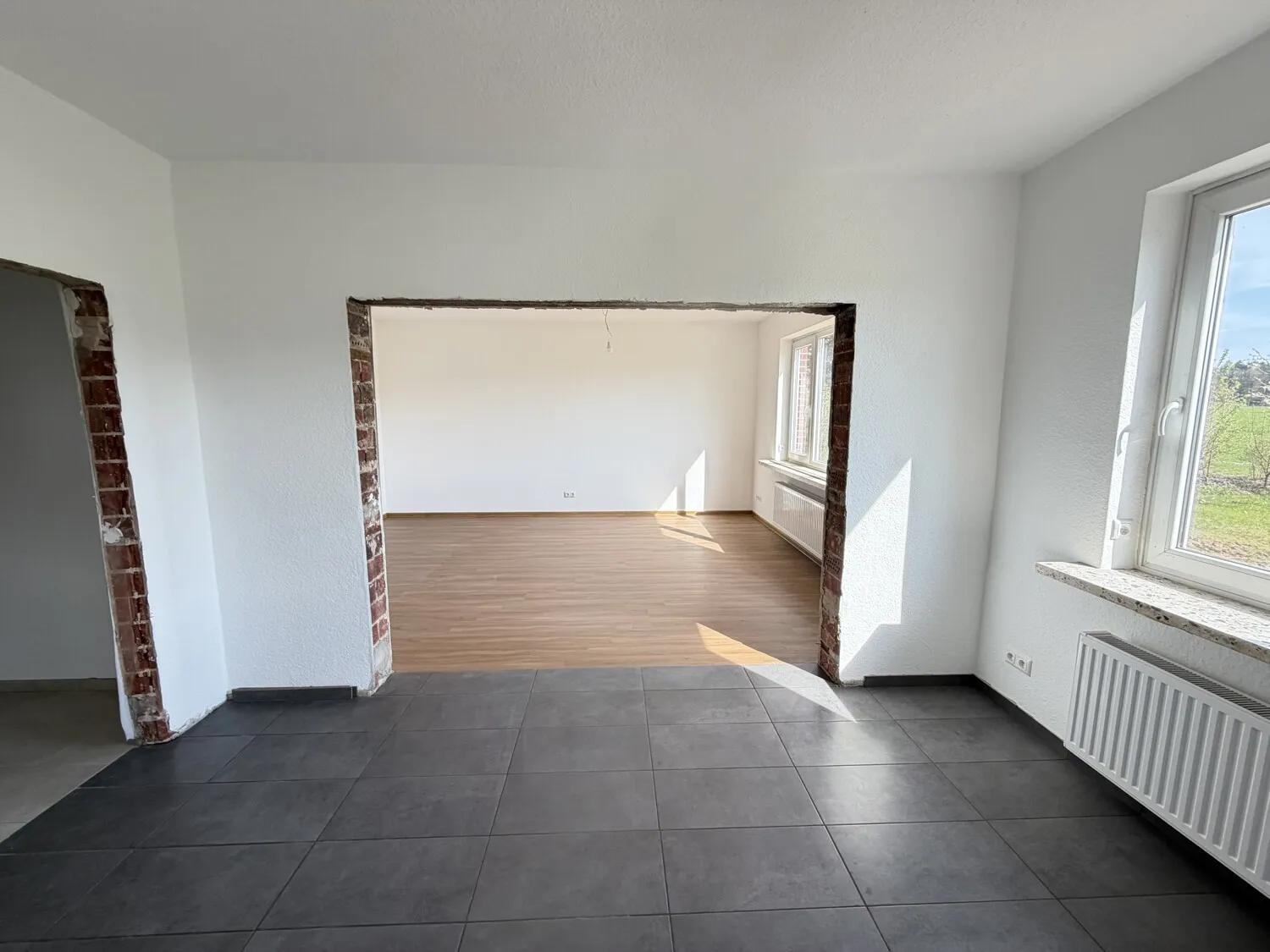 Blick von der Küche in das Wohnzimmer