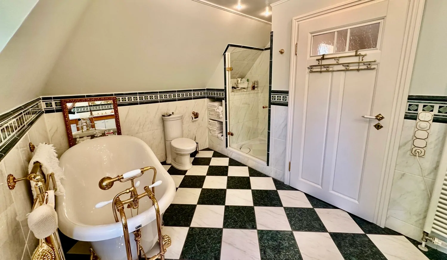 Dachgeschoss Vollbad Bild 2