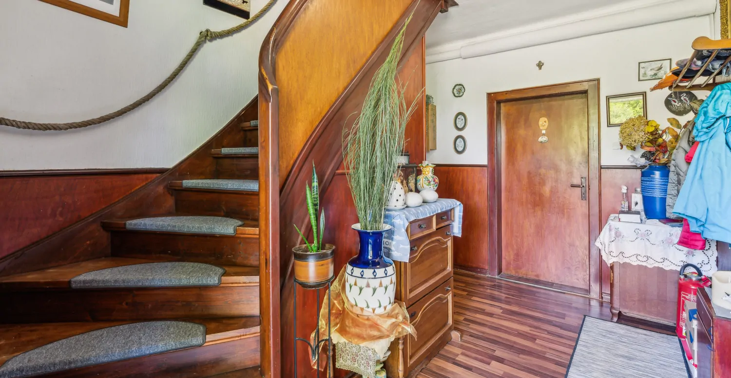 Flur mit Treppe ins DG