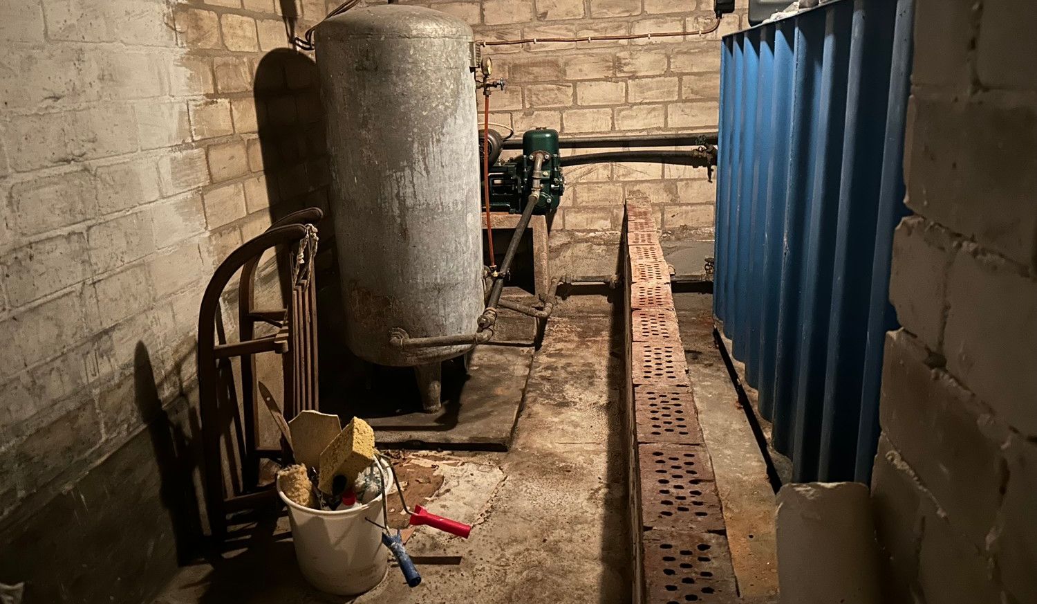 Keller mit Öltank udn alter Wasserpumpe