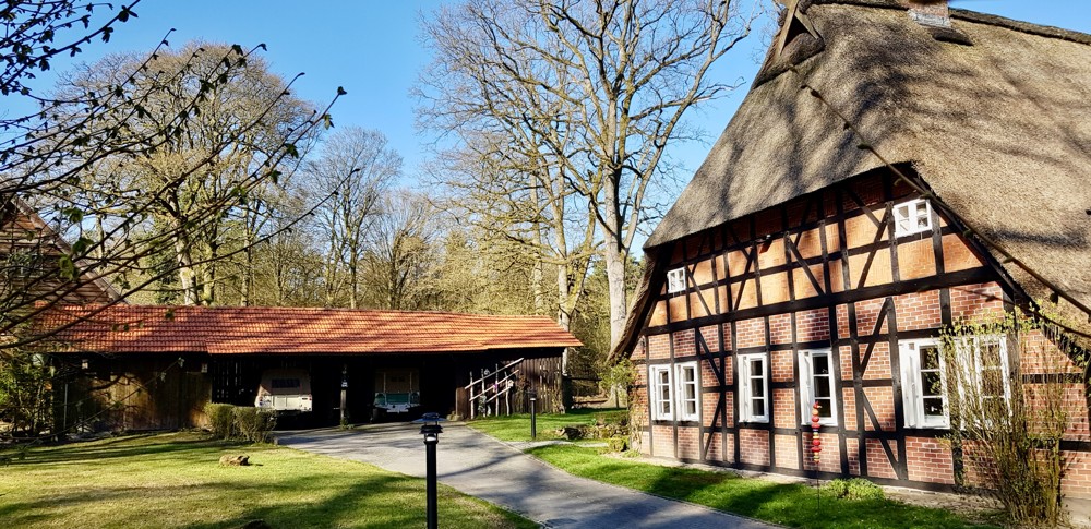 Südansicht und Blick zur Remise